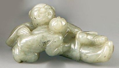 null Groupe en néphrite céladon personnage et enfant allongé. Chine. Long. 9 cm.