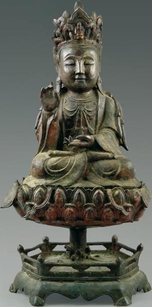 null Importante statuette en bronze laqué or, Guanyin assis en padmasana sur un socle...