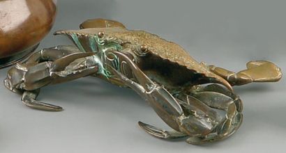 null Petit modèle de crabe posé en bronze à patine brun clair. Signé Mitsuhana. Japon,...