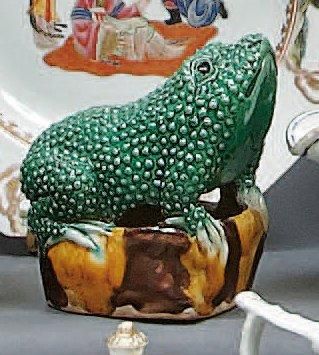 Chine Figurine représentant une grenouille décorée en vert ocre et brun en biscuit...