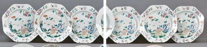 Chine Suite de six assiettes octogonales décorées en émaux de la famille rose d'échassiers...