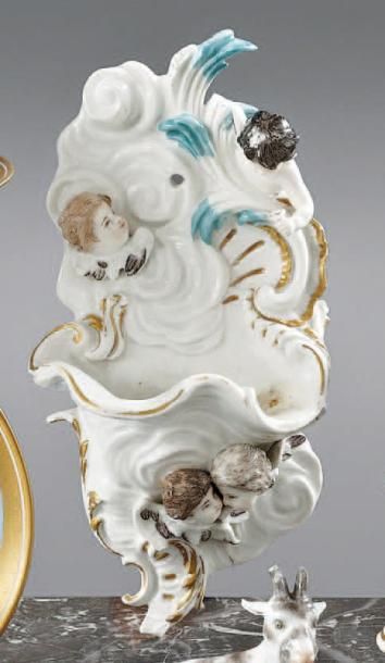 Meissen Bénitier d'applique formée d'une coquille ornée de quatre visages de putti...