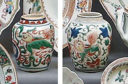 Chine Deux petits vases ovoïdes décorés en émaux Wucai de kilins sur fond de fleurs...