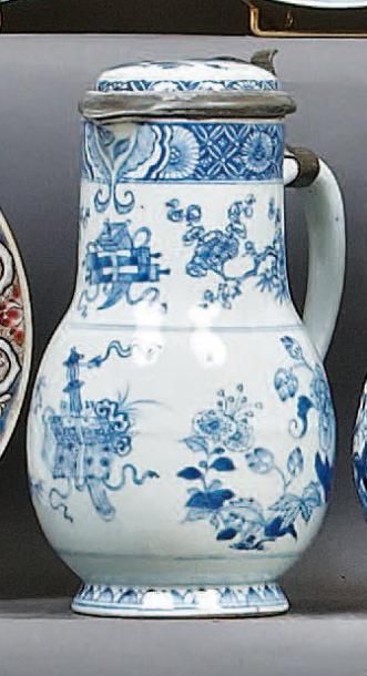 Chine Pichet couvert de forme balustre décoré en bleu sous couverte d'objets précieux...