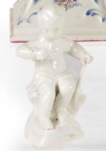 null Orléans ou Crépy-en-Valois
Statuette en porcelaine tendre émaillée blanche représentant...