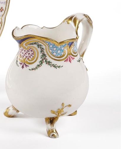 null Sèvres
Pot à lait à trois pieds en porcelaine tendre de la première grandeur...