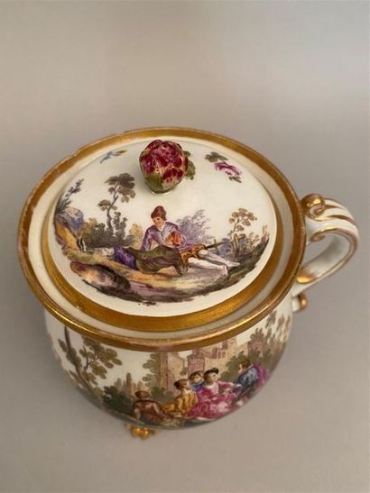 null Meissen
Pot à bouillon couvert reposant sur trois pieds en porcelaine de patte...