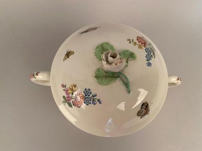 null CHANTILLY
Pot couvert à deux anses latérales en porcelaine tendre à décor polychrome...