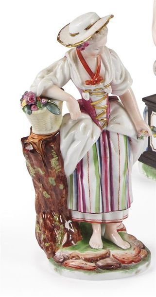 null Niderviller
Statuette en porcelaine représentant une jeune jardinière accoudée...