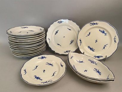 null Arras ou Tournai
Dix-huit assiettes et deux raviers en porcelaine tendre à bord...