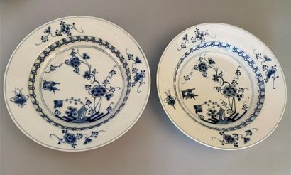 null Fürstenberg
Deux assiettes à potage en porcelaine à décor en camaïeu bleu d'un...