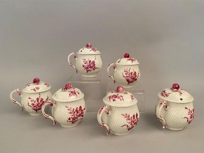 null Tournai
Six pots à jus couverts en porcelaine tendre à décor en relief de côtes...