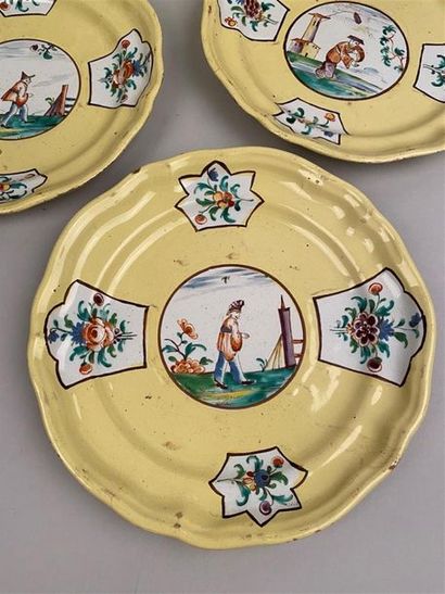 null Holics
Trois assiettes, un plat rond et un plat ovale en faïence à décor polychrome...