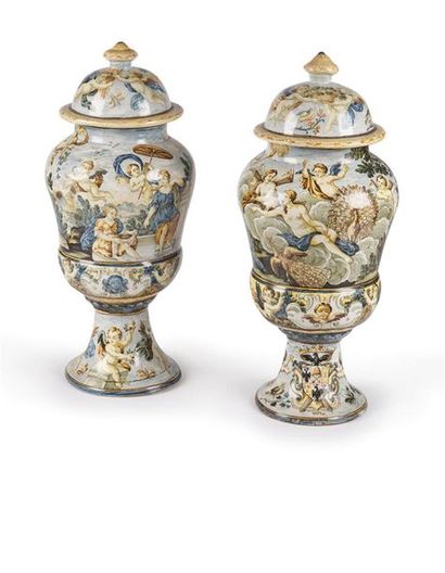 null Castelli
Paire de vases de forme balustre couverts en faïence à décor polychrome...