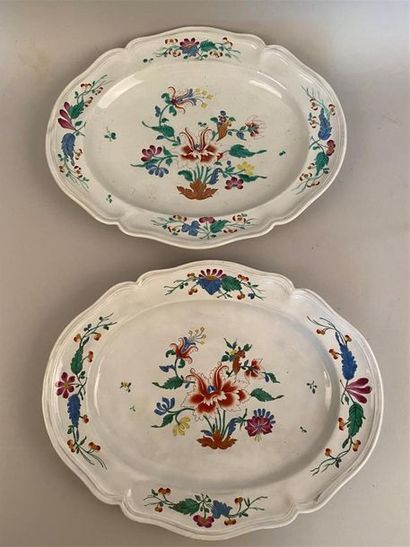 null Doccia
Deux plats ovales à bords contournés en porcelaine à décor polychrome...