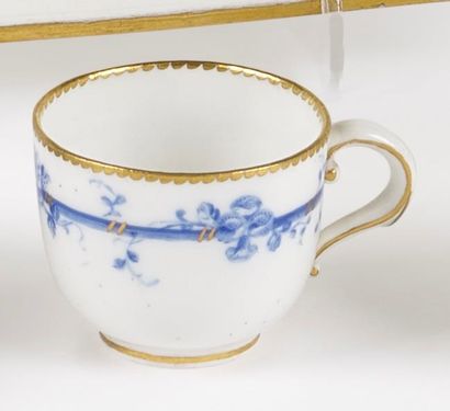 null Sèvres
Tasse à toilette en porcelaine tendre à décor en camaïeu bleu de fleurs...