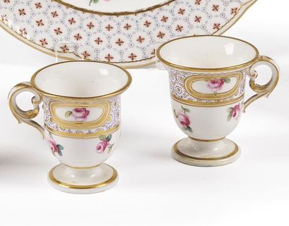 null Sèvres
Deux tasses à glace en porcelaine tendre à décor polychrome de semis...