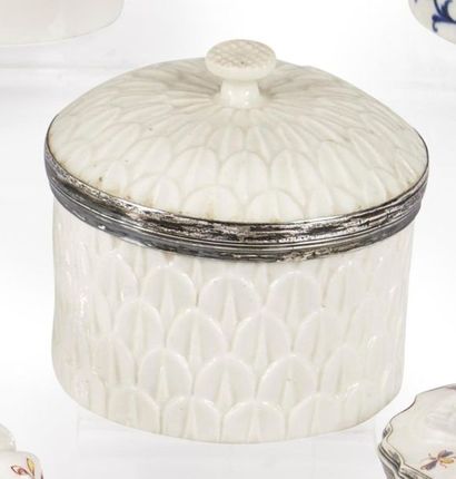 null Saint-Cloud 
Pot à fard en porcelaine tendre émaillée blanche à décor en relief...