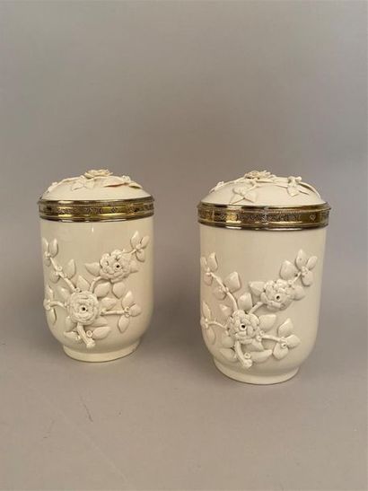 null Chantilly
Paire de pots à pommade couverts en porcelaine tendre émaillée blanche,...