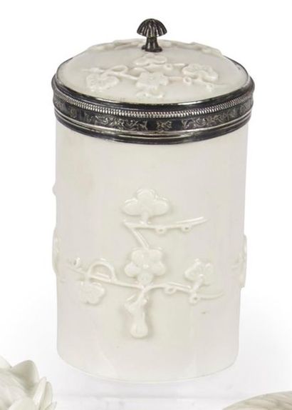 null Saint-Cloud
Pot à pommade cylindrique couvert en porcelaine tendre émaillée...