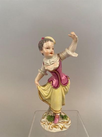 null Meissen
Statuette en porcelaine représentant une jeune fille effectuant un pas...