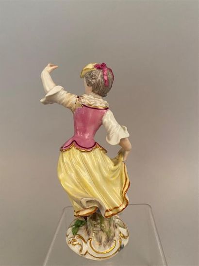 null Meissen
Statuette en porcelaine représentant une jeune fille effectuant un pas...