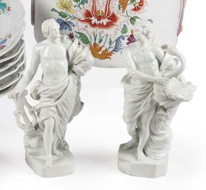null Venise
Paire de statuettes en porcelaine émaillée blanche représentant Apollon...