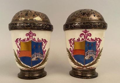 null Meissen
Paire de tasses en porcelaine à décor polychrome d'armoiries italiennes...