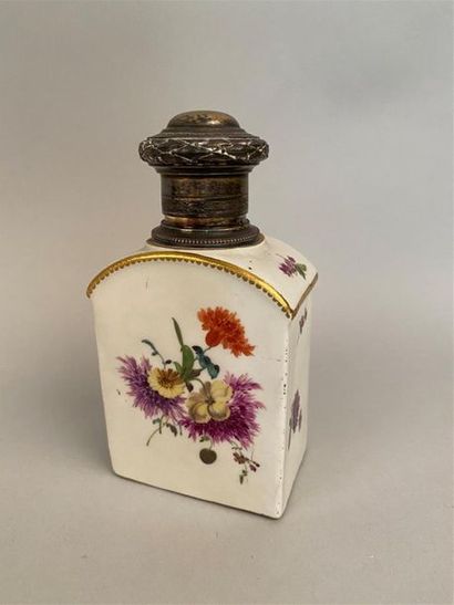 null Meissen
Boîte à thé en porcelaine à décor polychrome de bouquets de fleurs.
XVIIIe...