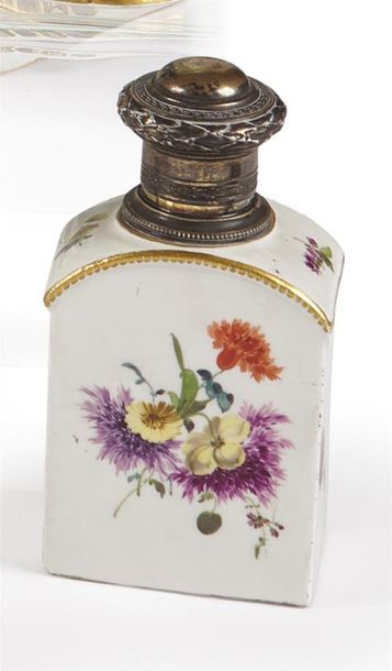 null Meissen
Boîte à thé en porcelaine à décor polychrome de bouquets de fleurs.
XVIIIe...