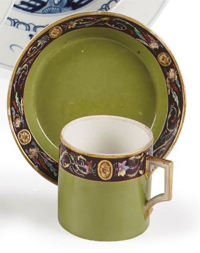 null Allemagne ou Autriche
Tasse de forme litron et sa soucoupe en porcelaine à décor...