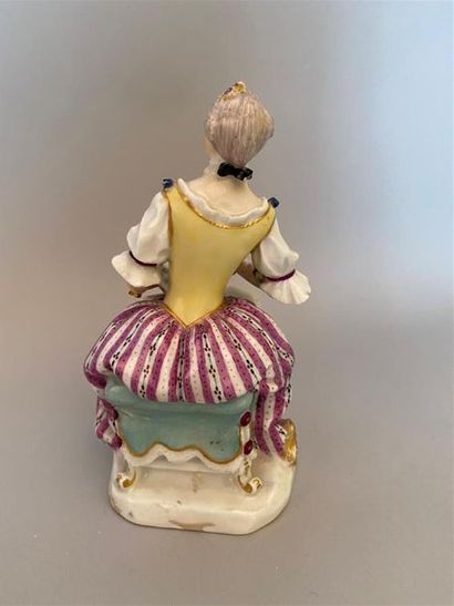 null Vienne
Figure en porcelaine à décor polychrome représentant une femme assise...