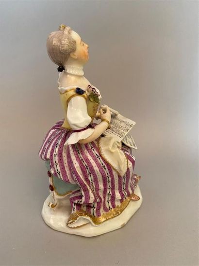 null Vienne
Figure en porcelaine à décor polychrome représentant une femme assise...