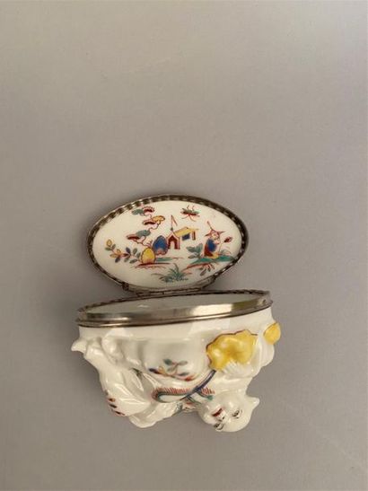 null Saint-Cloud
Tabatière en porcelaine tendre en forme de Chinois accoudé, décor...