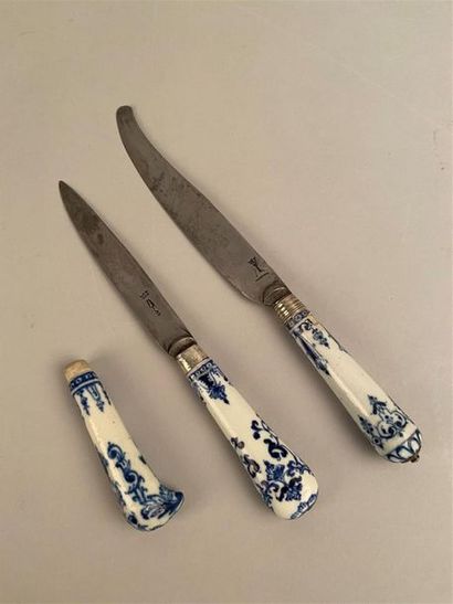 null Saint-Cloud 
Trois manches de couteaux en porcelaine de Saint-Cloud dont deux...