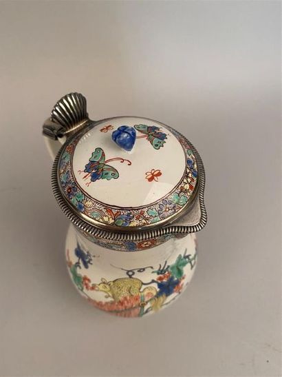 null Chantilly
Verseuse couverte en porcelaine tendre à décor polychrome dans le...