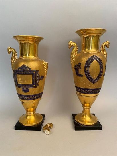 null Paris
Deux vases de forme balustre en porcelaine à décor en or bruni à l'effet...