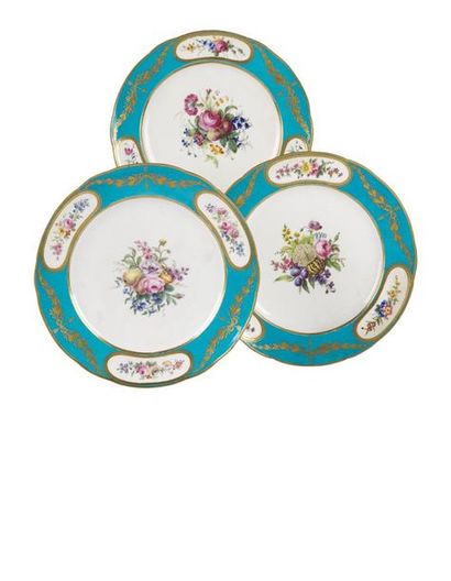 null Sèvres
Trois assiettes en porcelaine tendre à décor polychrome au centre d'un...