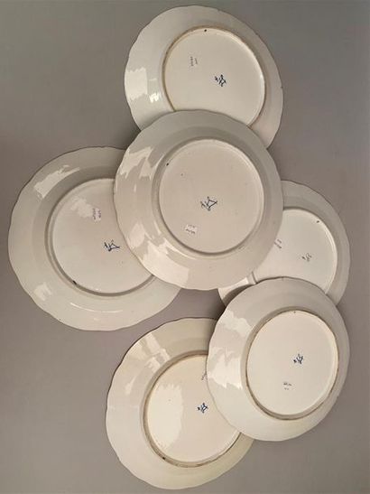 null Sèvres
Six assiettes en porcelaine dure à décor en gris, vert et or au centre...