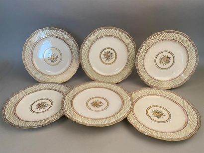 null Sèvres
Six assiettes en porcelaine dure à décor en gris, vert et or au centre...