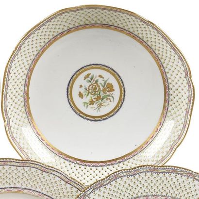null Sèvres
Compotier rond en porcelaine dure à décor en gris, vert et or au centre...