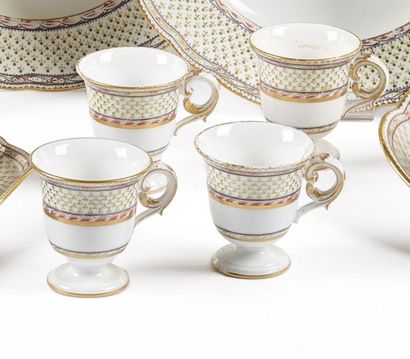 null Sèvres
Quatre tasses à glace en porcelaine dure à décor en gris, vert et or...