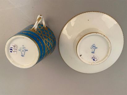 null Sèvres
Gobelet enfoncé et sa soucoupe en porcelaine tendre à décor polychrome...
