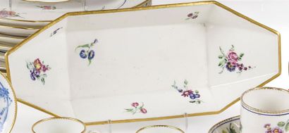 null Vincennes
Bateau en porcelaine tendre à décor polychrome de bouquets de fleurs.
Marqué...