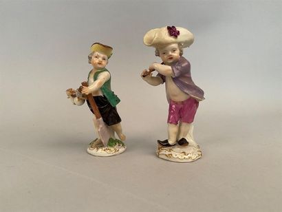 null Meissen
Deux statuettes en porcelaine représentant l'une un jeune garçon portant...