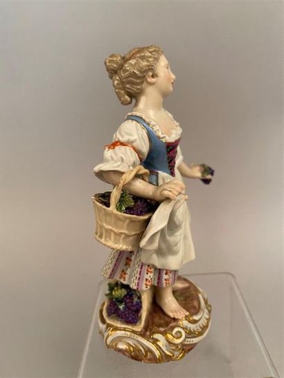 null Meissen
Statuette en porcelaine représentant une jeune vigneronne portant un...