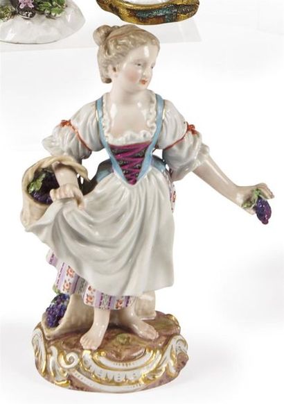 null Meissen
Statuette en porcelaine représentant une jeune vigneronne portant un...