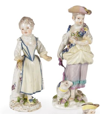 null Meissen
Deux statuettes en porcelaine représentant une jeune fille debout et...