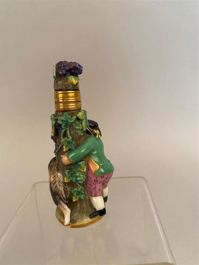 null Meissen
Flacon à parfum en porcelaine formé d'un enfant et d'un bouc autour...