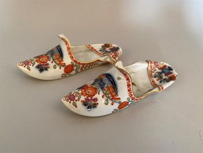 null Meissen
Paire de pantoufles en porcelaine à décor polychrome de fleurs indiennes...